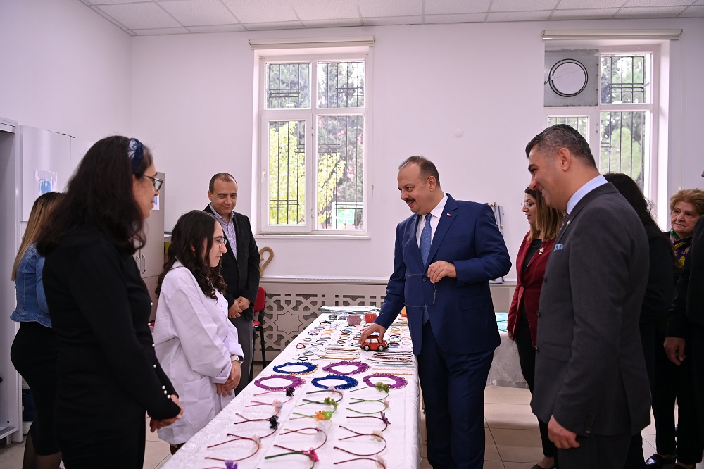 Valimiz Yakup Canbolat Özel Eğitim Öğrencileri ile Bir Araya Geldi
